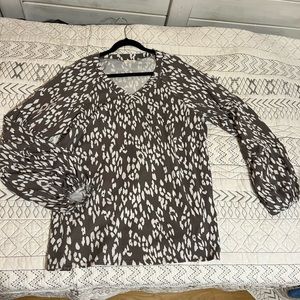 Ladies, long sleeve, knit top With spotted print
